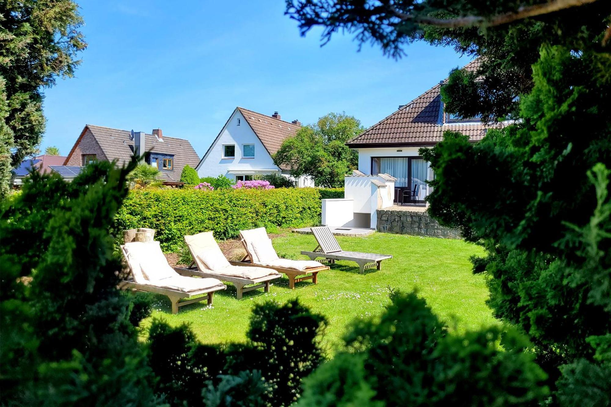 Strandnahe & Hochwertige Ferienunterkunft, Mit Gartenzugang, Parkplatz Und Fahrradunterstellplatz Scharbeutz Luaran gambar